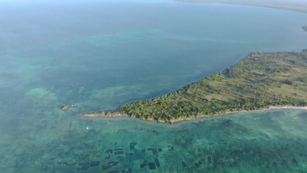 Vista aérea sobre la península de Ras Kigomasha. La parte norte de la isla de Pemba, Zanzibar. Tanzania. África. — Vídeos de Stock