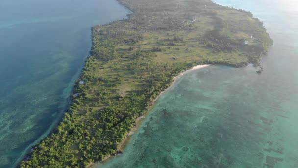 Pandangan udara di semenanjung Ras Kigomasha. Bagian utara Pulau Pemba, Zanzibar. Tanzania. Afrika. — Stok Video