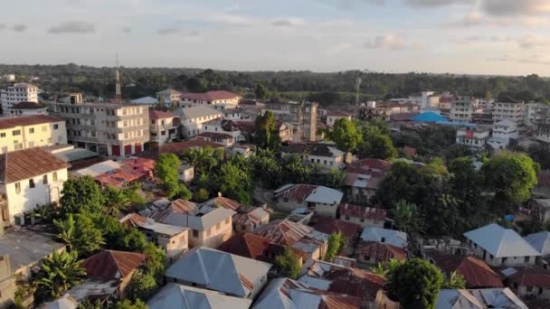 Scatto aereo di Chake Chake, la più grande città dell'isola di Pemba nell'arcipelago di Zanzibar — Video Stock