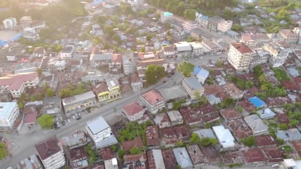 Tiro aéreo de Chake Chake, a maior cidade da ilha de Pemba no Arquipélago de Zanzibar — Vídeo de Stock