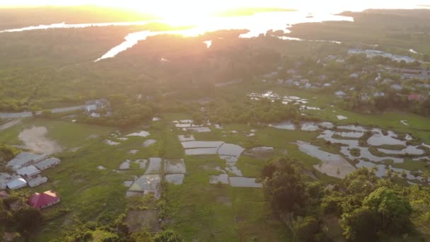 Luchtopname van de delta van de rivier bij Zanzibar Archipel, Chake Chake, de grootste stad van het eiland Pemba — Stockvideo