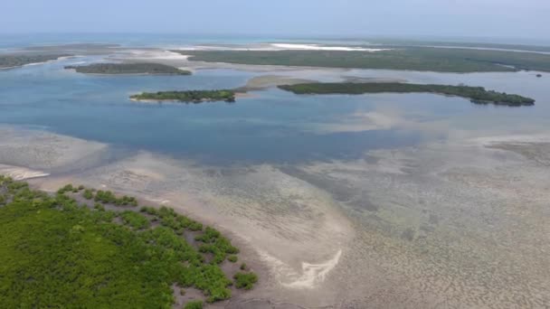 Vanuit de lucht zicht op de waterkust bij Noord-Pemba eiland in Zanzibar Tanzania, Indische oceaan — Stockvideo