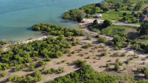Вид с воздуха на береговую линию на острове Восточный Пемба недалеко от Мкангале в архипелаге Занзибар, Танзания, Индийский океан — стоковое видео