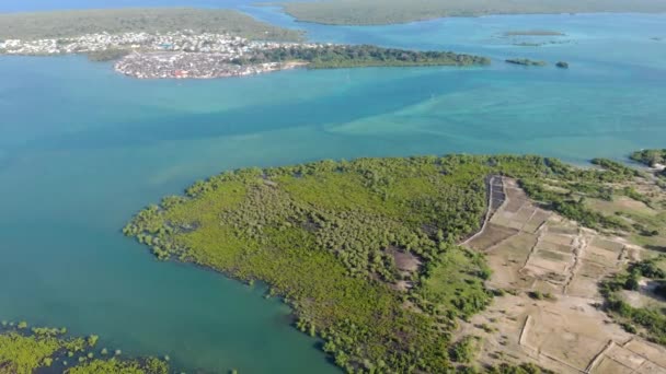 Vista aérea de la línea costera del agua en la isla de East Pemba Cerca de Mkangale en el archipiélago de Zanzíbar, Tanzania, Océano Índico — Vídeo de stock