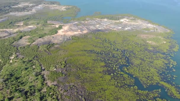 Luchtfoto van de waterkust bij East Pemba eiland In de buurt van Mkangale in Zanzibar Archipel, Tanzania, Indische Oceaan — Stockvideo