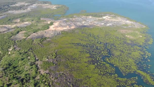 Légi felvétel a partvonalról Kelet-Pemba szigetén, Mkangale közelében, Zanzibár szigetcsoportjában, Tanzániában, Indiai-óceánon — Stock videók