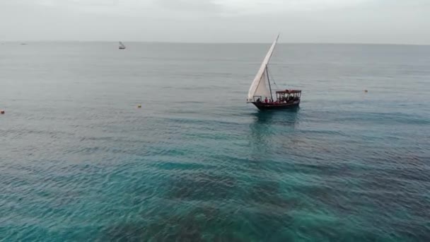 Traditional Africal Sailboat at Zanzibar island Nungwi beach in blue Indian ocean aerial view. Unguja, tanzania — Stock Video