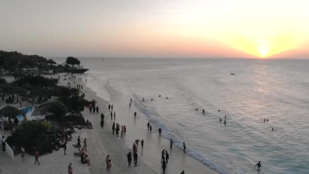 Stranden Zanzibar Kendwa vid solnedgången med blå utsikt över Indiska oceanen — Stockvideo