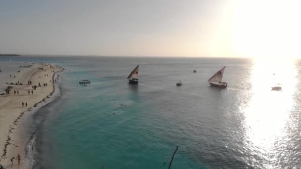 Traditionelle afrikanische Segelboote am Strand von Sansibar Kendwa am Abend mit blauem Luftbild des Indischen Ozeans — Stockvideo