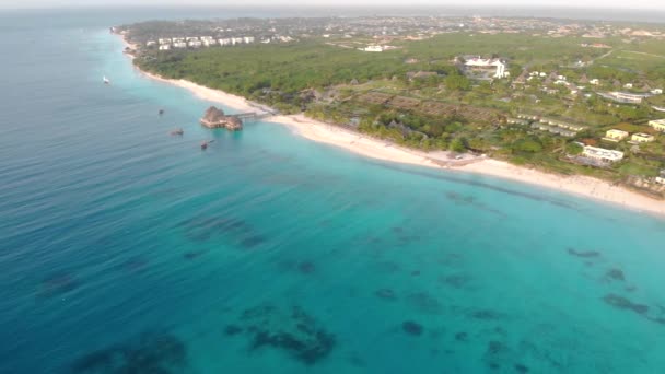 Belle maison de chaume sur pilotis à Zanzibar Plage de Nungwi en soirée avec vue aérienne bleue sur l'océan Indien — Video