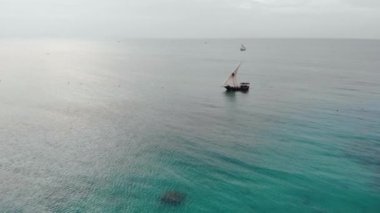 Geleneksel Afrika yelkenlisi Zanzibar adası Nungwi sahilinde mavi Hint okyanusu manzaralı. Unguja, Tanzanya