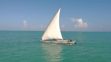 Geleneksel Afrika yelkenlisi Zanzibar adası Paje sahilinde mavi Hint okyanusu manzaralı. Unguja, Tanzanya