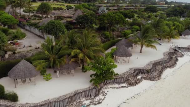 Vue aérienne du toit de chaume des parasols de luxe vue sur l'océan Resort à la belle côte de l'océan de sable blanc à Nungwi à l'île de Zanzibar, en Tanzanie — Video