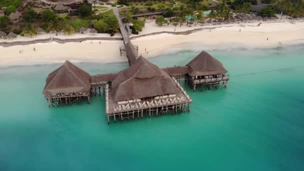 Krásný doškový dům na pláži Zanzibar Nungwi ve večerních hodinách s modrým výhledem na indický oceán — Stock video