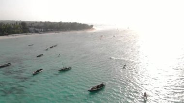 Akşamları Zanzibar Kendwa sahilinde mavi Hint okyanusu manzaralı geleneksel Afrika yelkenlileri.