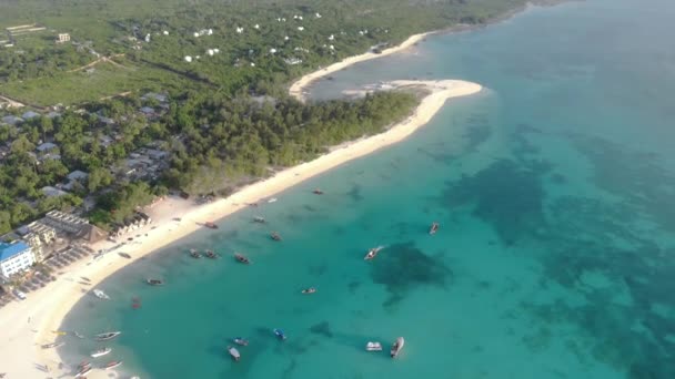 Traditionele Afrikaanse Zeilboten op Zanzibar Kendwa strand 's avonds met blauw uitzicht op de Indische Oceaan — Stockvideo