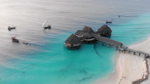 Gece vakti, Zanzibar Nungwi sahilinde mavi Hint okyanusu manzaralı güzel bir ev. — Stok video