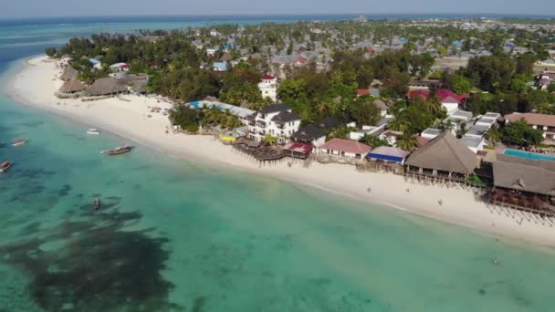 Voe pela praia tropical Nungwi Paradise na vista aérea da ilha de Zanzibar. Tanzânia, África — Vídeo de Stock