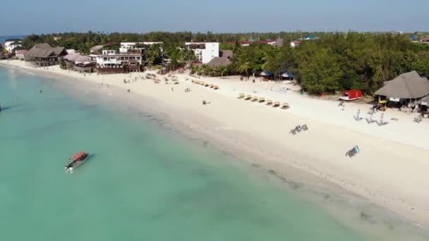 Flyg vid Paradise tropiska Nungwi stranden vid Zanzibar ön antenn utsikt. Tanzania, Afrika — Stockvideo