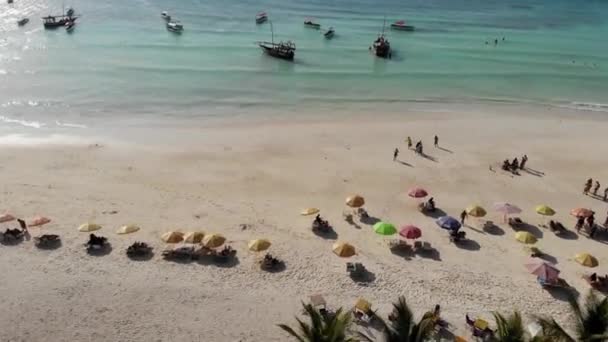 Vola vicino alla spiaggia tropicale Paradiso Nungwi a Zanzibar isola vista aerea. Tanzania, Africa — Video Stock