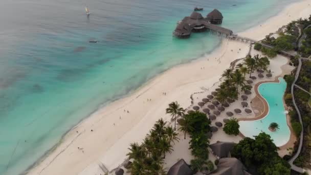 Gyönyörű nádtetős stilt ház Zanzibar Nungwi strand este, kék indiai óceán légi kilátás — Stock videók