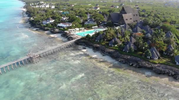 Zanzibar adası hava manzaralı Paradise tropik Nungwi plajının yanından uç. Tanzanya, Afrika — Stok video