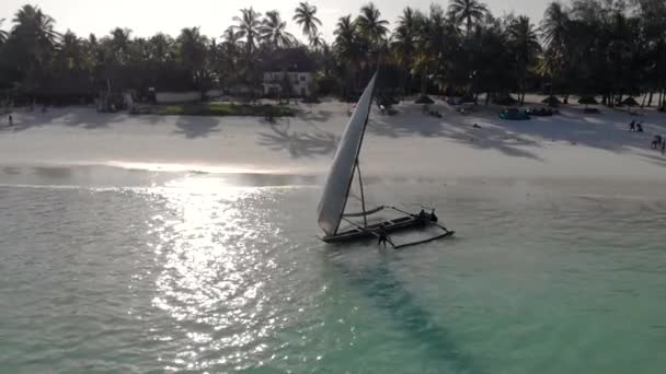 Traditionella afrikanska segelbåtar på Zanzibar Paje stranden på kvällen med blå Indiska oceanen antenn utsikt — Stockvideo