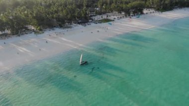 Geleneksel Afrika yelkenlisi Zanzibar adası Paje sahilinde mavi Hint okyanusu manzaralı. Unguja, Tanzanya
