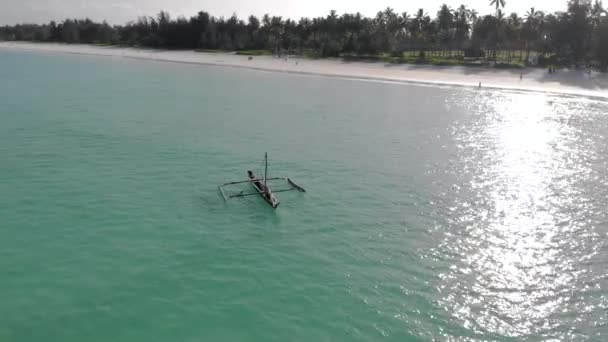 Tradizionale barca a vela africana a Zanzibar isola di Paje spiaggia in blu Oceano Indiano vista aerea. Unguja, tanzania — Video Stock