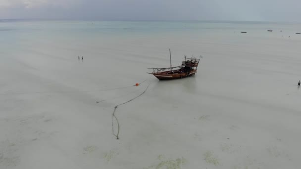 Flying by the Paradise tropical Paje beach at low tide stranded on East Zanzibar island aerial view. Tanzania, África — Vídeo de stock