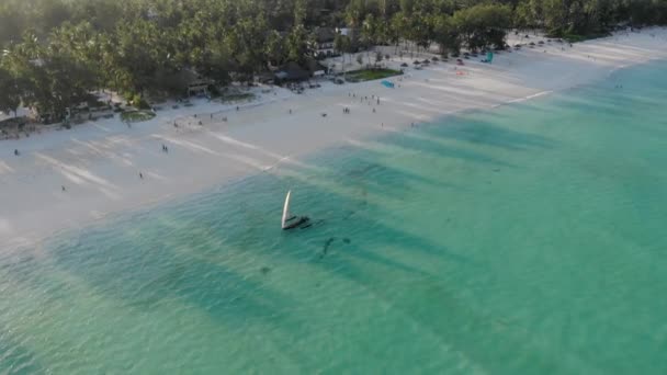 Veleiro africano tradicional na ilha de Zanzibar Praia de Paje em azul Oceano Índico vista aérea. Unguja, tanzânia — Vídeo de Stock