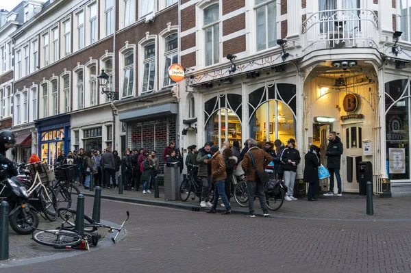 HAGUE, NETHERLANDS - 15 MARCH 2020: Queue of people in last day before all pubs and coffee shops will close because of corona virus covid19 are stay to buy marijuana for next 3 weeks — Stock Photo, Image