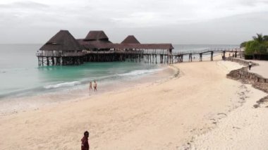 Deniz kenarındaki güzel sazlık manzaralı. Okyanus kıyısındaki Zanzibar Nungwi plajında akşam vakti mavi Hint okyanusu manzaralı.