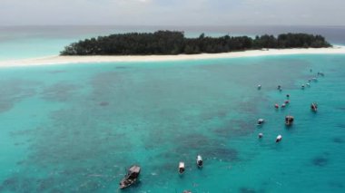 Zanzibars 'ın ana adası Unguja' nın 3 km açığındaki Tropikal cennet Mnemba Adası 'nın yanından uçan hava yakutu. Dalgıçlarla dalış turu için Dhow Boats geldi.