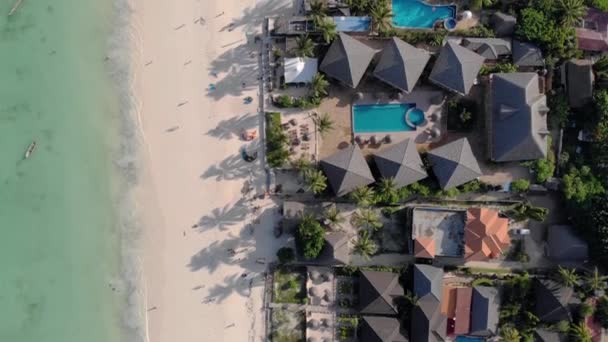 Volare vicino alla spiaggia tropicale Paradise Paje a East Zanzibar isola vista aerea. Tanzania, Africa — Video Stock