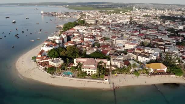 Dhow boats and Stone Town city at Unguja Zanzibar island in Tanzania. Vista aérea del océano Índico . — Vídeos de Stock