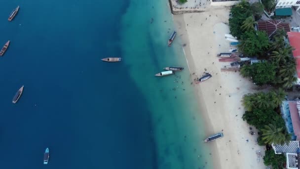 Лодки-дау и город Каменный Таун на острове Унгуджа Занзибар в Танзании. Вид на Индийский океан . — стоковое видео