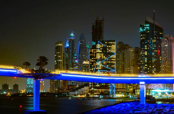 Dubai Marina skyline and blue bridge at night, Dubaj, Egyesült Arab Emírségek — Stock Fotó