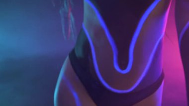 Neon UF Light 'ta Dreadlock' lu bir kızın cesedi. Flüoresan Yaratıcı Psikedelik Makyajlı Model Kız, UV 'deki Kadın Disko Dansçısı Modeli, Renkli Soyut Makyaj. Dans eden bayan.