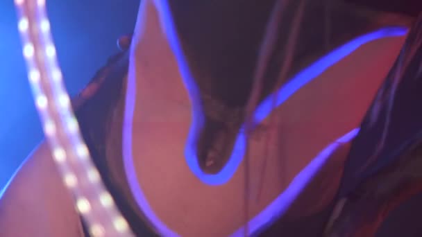 Retrato de una chica con rastas en neón UF Light. Modelo Chica bailando con un led prestado es gafas de sol rojas, Diseño de Arte de Mujer Disco Bailarina Modelo en UV, Maquillaje abstracto colorido . — Vídeo de stock