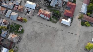 Doğu Zanzibar adası hava manzaralı Tanzanya Paje köyündeki Afrika okulu yakınlarındaki futbol sahasının yanından uçuyor. Tanzanya, Afrika