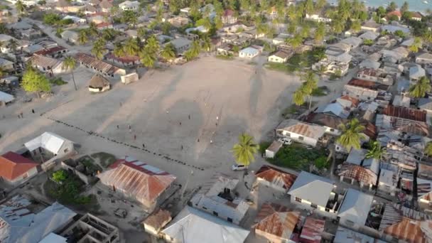 Vol par le terrain de football près de l'école africaine dans le village tanzanien de Paje à East Zanzibar île vue aérienne. Tanzanie, Afrique 