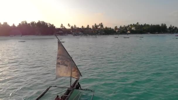 Tradycyjna Afrykańska żaglówka na wyspie Zanzibar Plaża Paje w niebieskim Oceanie Indyjskim widok z lotu ptaka. Unguja, Tanzania — Wideo stockowe