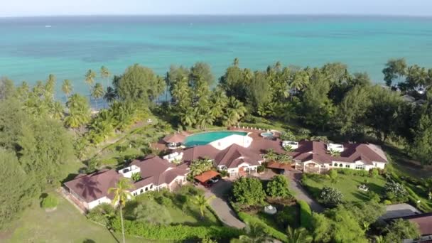 Luftaufnahme vom Reetdach des luxuriösen Ocean View Resorts an der wunderschönen weißen Sandmeerküste in Paje auf der Insel Sansibar, Tansania — Stockvideo