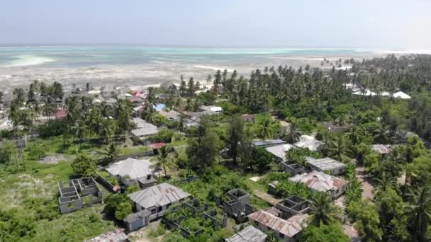 Vista aérea de la aldea de Jambiani en la costa este de la isla de Zanzíbar en el archipiélago de Zanzíbar, Unguja, Tanzania, África . — Vídeo de stock