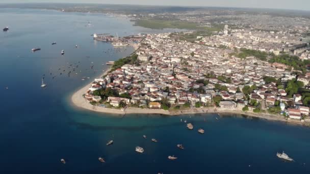 Dhow boats and Stone Town city at Unguja Zanzibar island in Tanzania. Vista aérea del océano Índico . — Vídeos de Stock