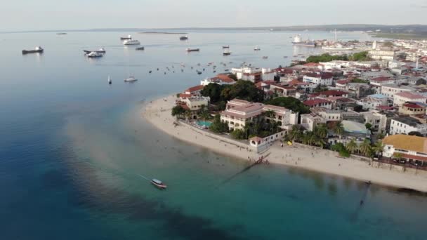 Dhau-Boote und Stone Town auf der Insel Unguja Sansibar in Tansania. Luftaufnahme Indischer Ozean. — Stockvideo