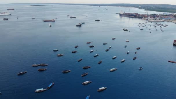 Tanzanya 'nın Unguja Zanzibar adasındaki Dhow tekneleri ve Stone Town şehri. Hint Okyanusu hava manzarası. — Stok video