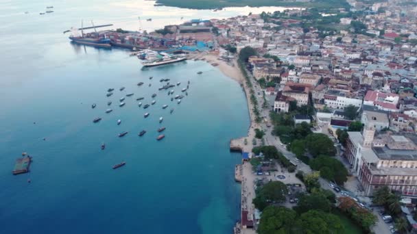 Dhow boten en Stone Town stad op Unguja Zanzibar eiland in Tanzania. Zeezicht vanuit de Indische Oceaan. — Stockvideo