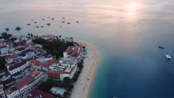 Dhow båtar och Stone Town stad på Unguja Zanzibar ön i Tanzania. Utsikt över Indiska oceanen. — Stockvideo